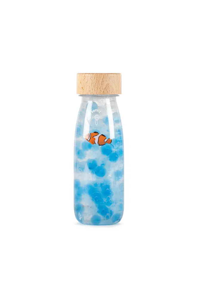 bouteille sensorielle petit boum pour les bébés dès 3 mois de couleur bleu avec poisson.